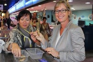 Les Deux Canadiennes breakfasting on frogs legs - Les Halles