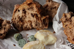 Train snack - pain aux noix and petis fromages